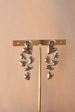 Load image into Gallery viewer, Arete largo corazones de acero inoxidable plateado