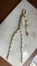 Load image into Gallery viewer, Bag charm blanco