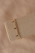 Load image into Gallery viewer, Pulsera de acero inoxidable con zirconias y cruz