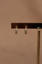 Load image into Gallery viewer, Arracada mini 2 chapa de oro con zirconias