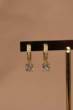 Load image into Gallery viewer, Huggie chapa de oro con zirconias