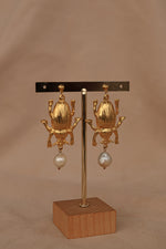 Load image into Gallery viewer, Aretes chapa de oro con escarabajos