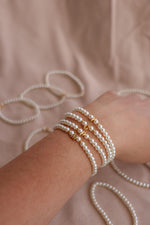 Load image into Gallery viewer, Pulsera perla cristal con inicial chapa de oro