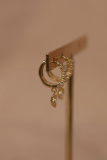 Load image into Gallery viewer, Huggie chapa de oro con zirconias
