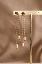 Load image into Gallery viewer, Arete chapa de oro con perlas de río.
