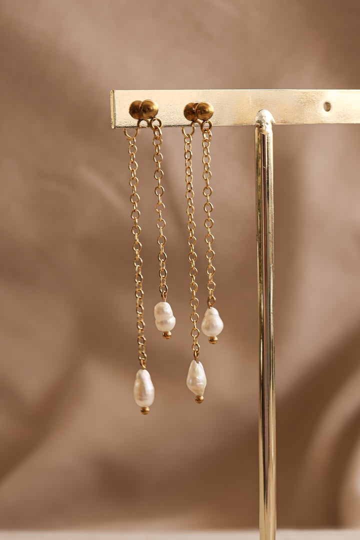 Arete chapa de oro con perlas de río.