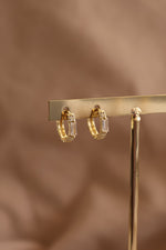 Load image into Gallery viewer, Huggie chico chapa de oro con zirconia.
