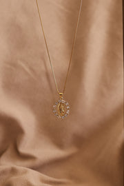 Collar virgen de Guadalupe en chapa de oro con zirconia.