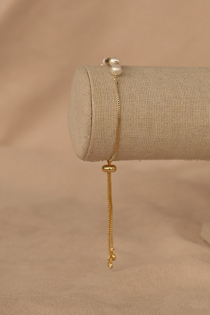 Pulsera ajustable chapa de oro san Benito con perlas