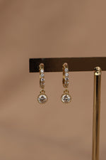 Load image into Gallery viewer, Huggie chapa de oro con zirconias
