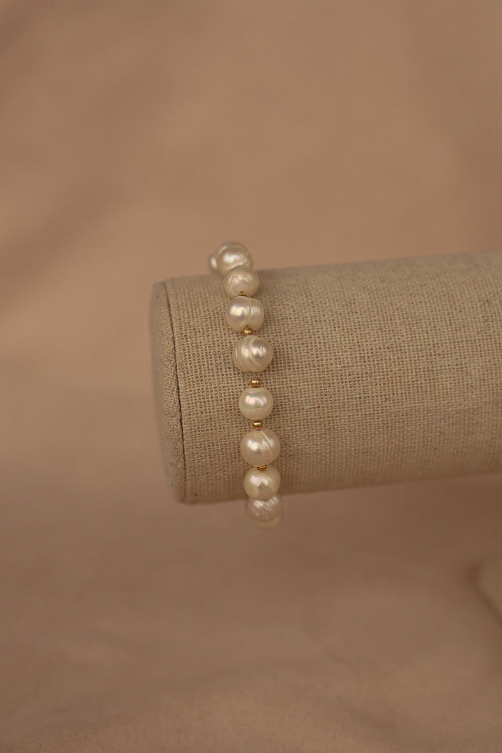 Pulsera perla de rio con separadores de chapa de oro