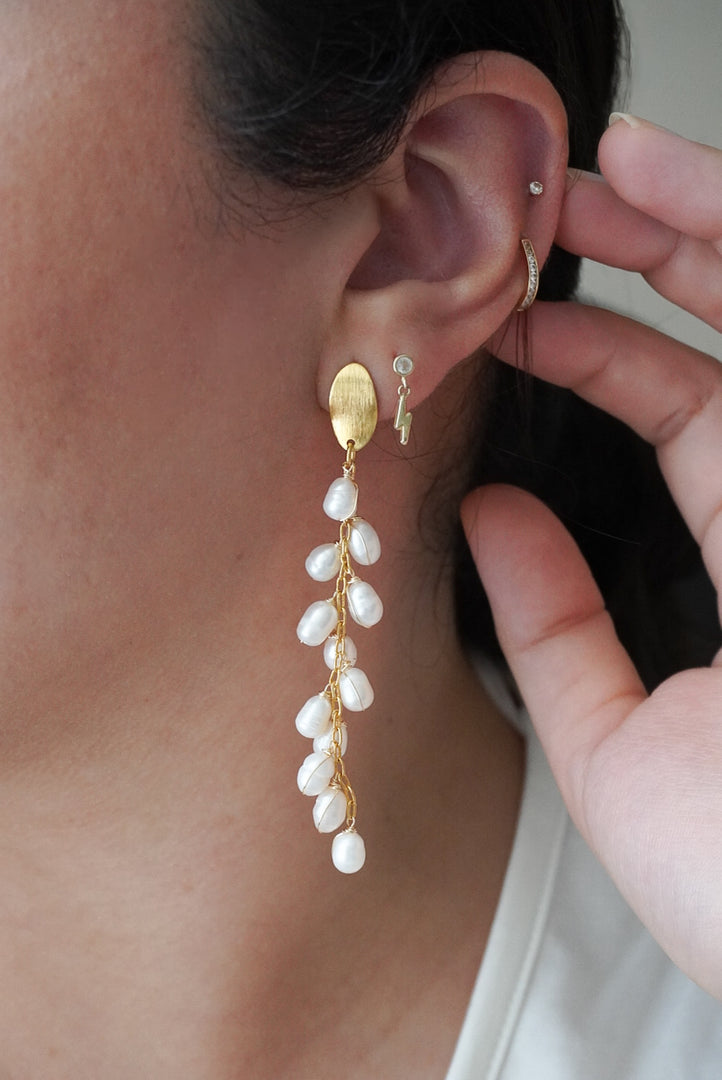 Aretes de chapa de oro con racimo de perlas de río.