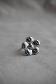 Anillo flor de acero inoxidable ajustable.