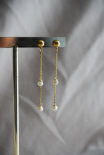 Load image into Gallery viewer, Broquel doble cadena chapa de oro con perla de rio.
