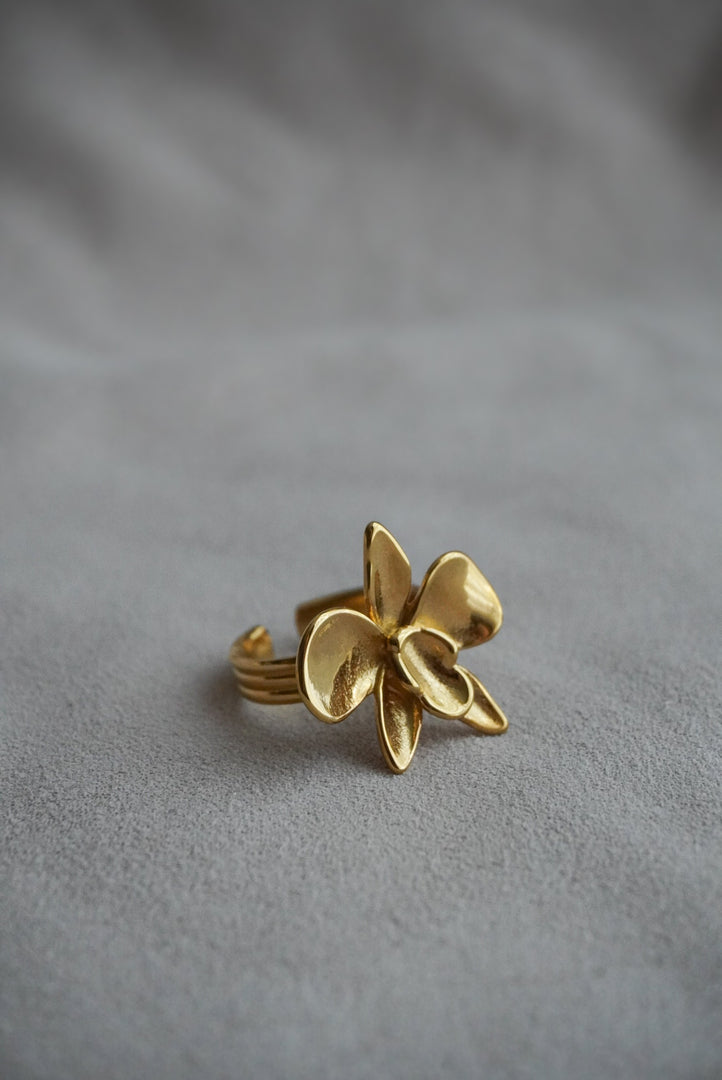 Anillo flor de acero inoxidable ajustable.