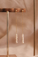 Load image into Gallery viewer, Arete chapa de oro con perlas de río.
