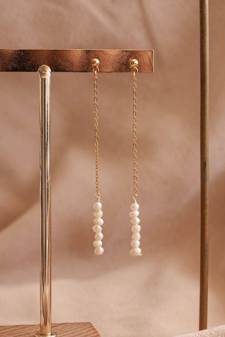 Arete chapa de oro con perlas de río.