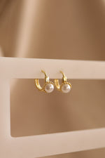 Load image into Gallery viewer, Hoop chapa de oro con perla.
