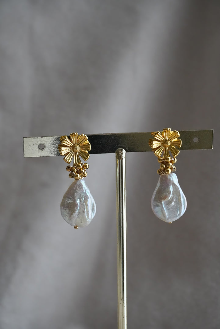 Aretes de flor con perla cultivada. (Chapa de oro)