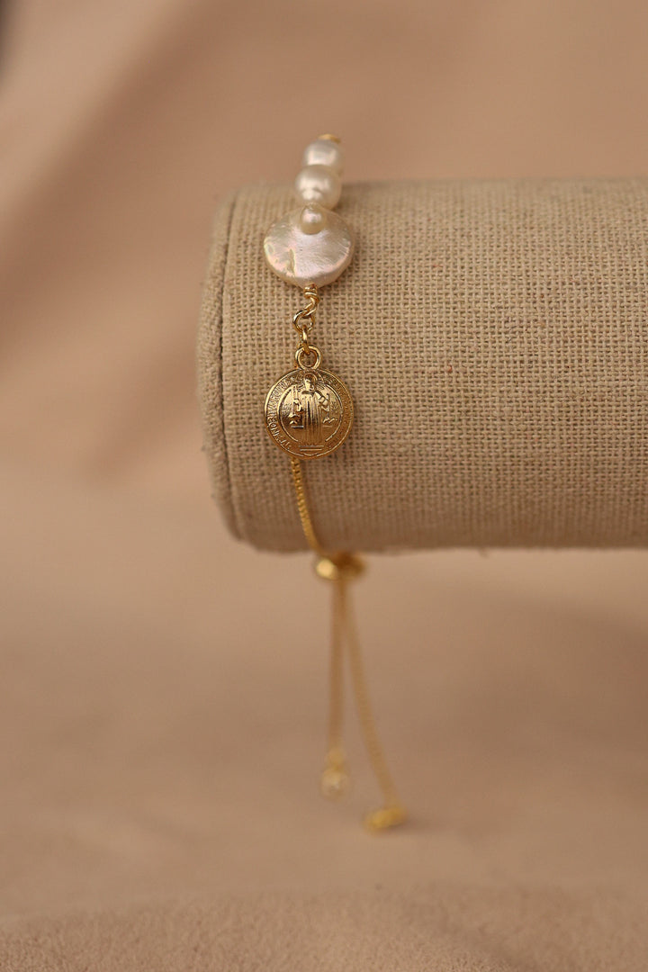 Pulsera ajustable chapa de oro san Benito con perlas