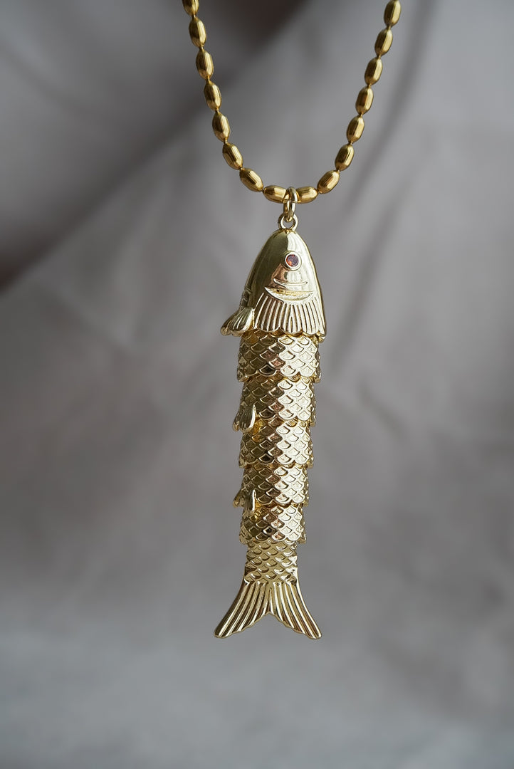Collar de acero inoxidable con pez de chapa de oro 60 cm de largo.