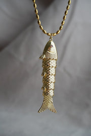 Collar de acero inoxidable con pez de chapa de oro 60 cm de largo.