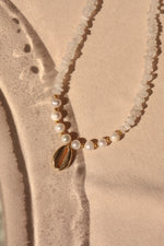 Load image into Gallery viewer, Collar piedra luna con perlas de río y conchita de chapa de oro

