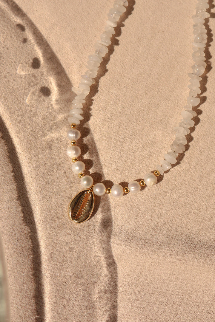 Collar piedra luna con perlas de río y conchita de chapa de oro