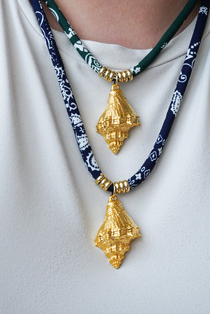 Collar caracola chapa de oro