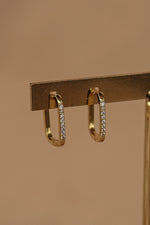 Load image into Gallery viewer, Huggie delgado chapa de oro con zirconias
