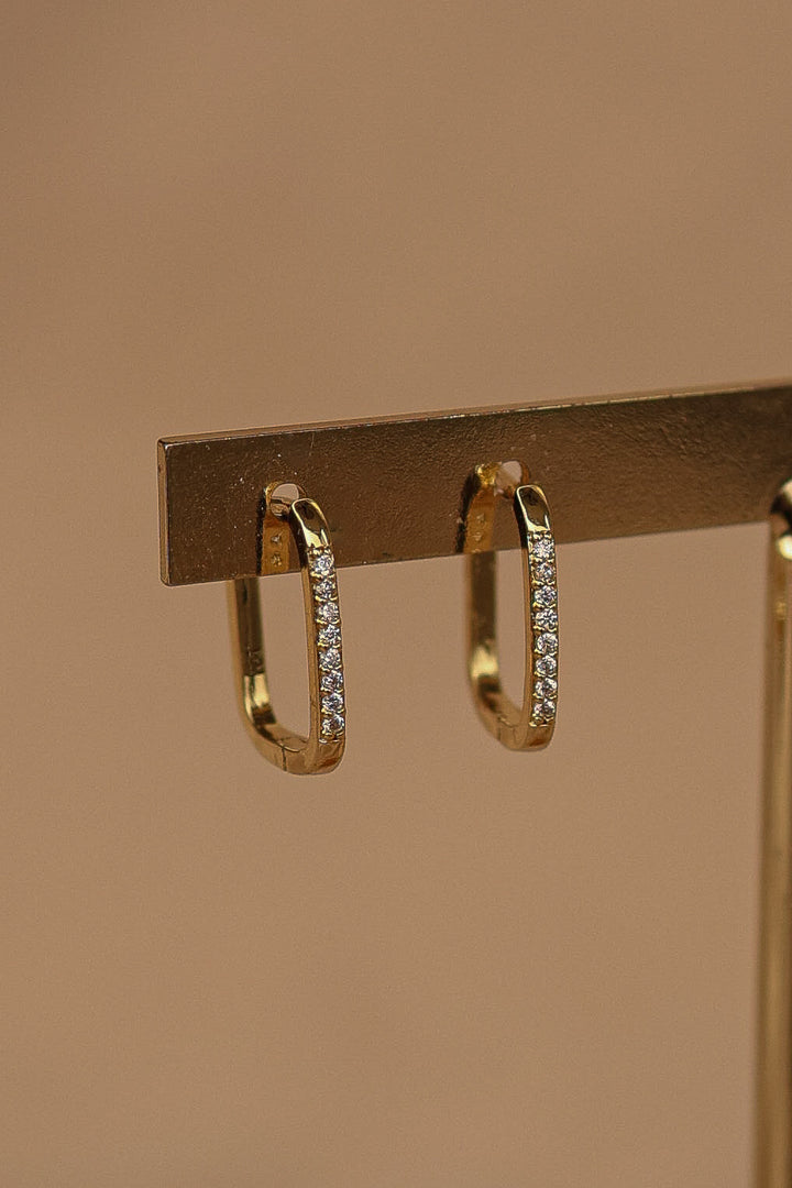 Huggie delgado chapa de oro con zirconias