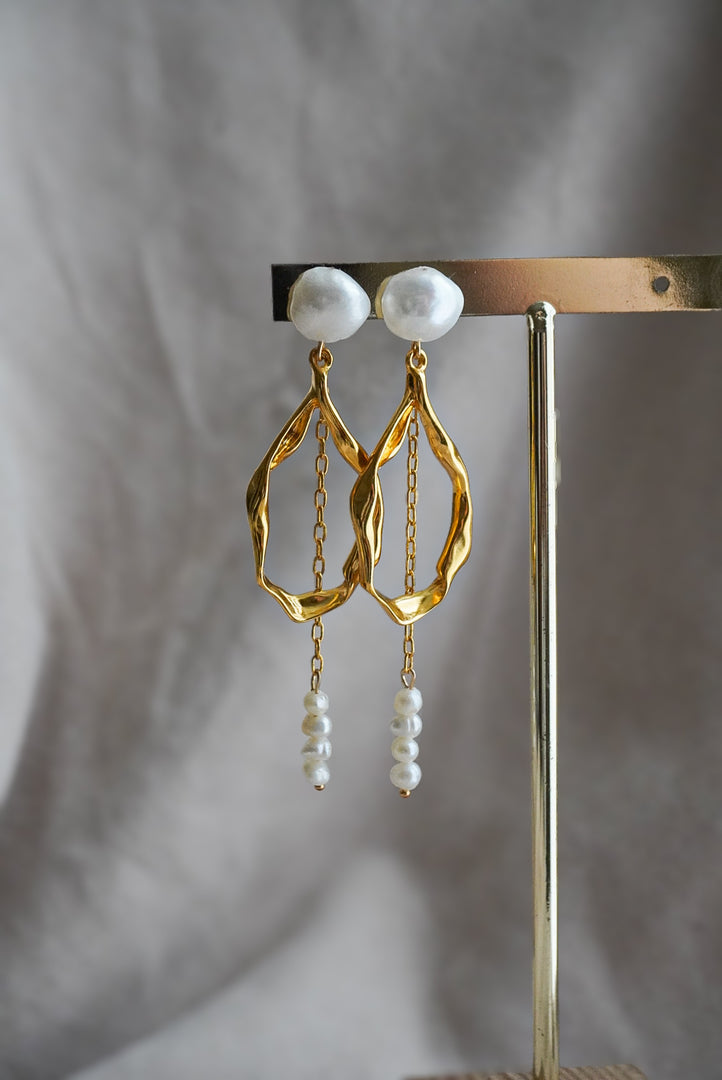 Aretes aro de chapa de oro con perlas de río.