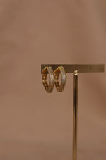 Load image into Gallery viewer, Arracada chapa de oro con zirconias
