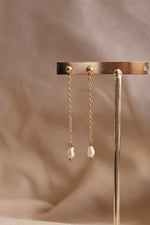 Load image into Gallery viewer, Arete chapa de oro con perla de río.
