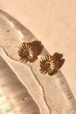 Load image into Gallery viewer, Arete acero inoxidable flor texturizada
