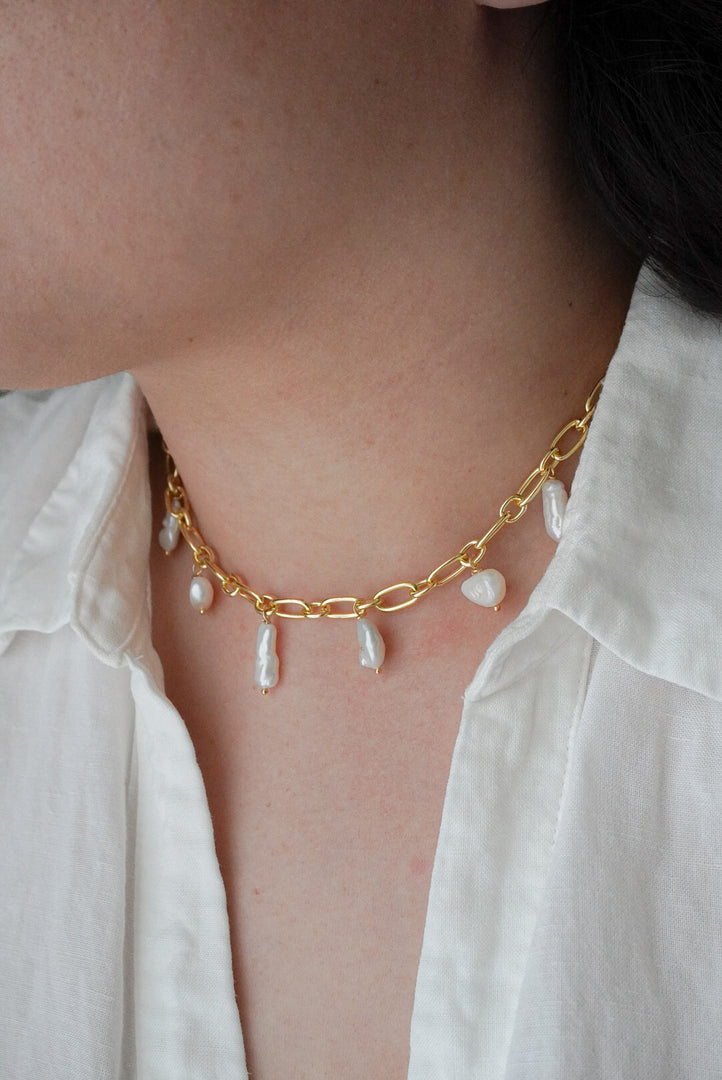 Collar chapa de oro y diversas perlas. ( las perlas pueden variar un poco)