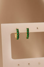 Load image into Gallery viewer, Hoop mediano chapa de oro con zirconia esmeralda.

