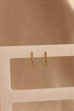 Load image into Gallery viewer, Arracada mediana chapa de oro con zirconia delgada
