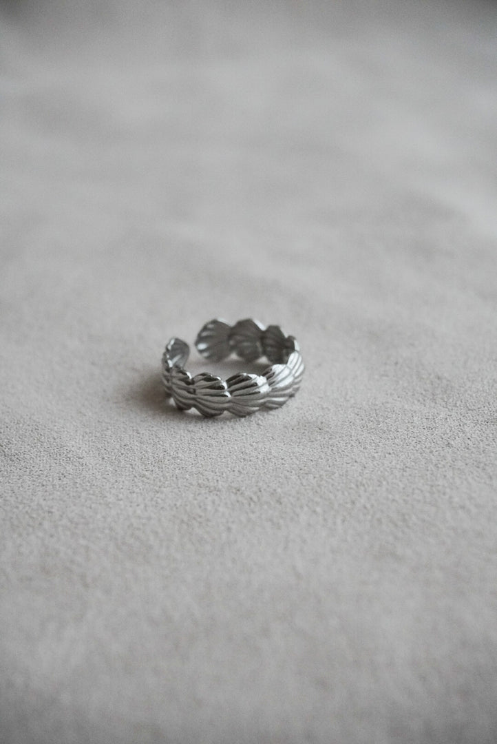Anillo ajustable de acero inoxidable con conchas de mar.