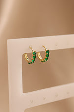 Load image into Gallery viewer, Hoop mediano chapa de oro con zirconia esmeralda.
