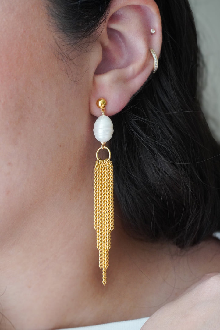 Aretes de chapa de oro largos con perla de río.