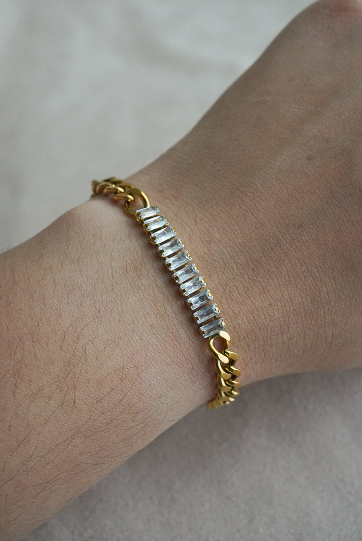 Pulsera de acero inoxidable con zirconia.
