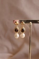 Load image into Gallery viewer, Arete chapa de oro con ojo de tigre y perlas.

