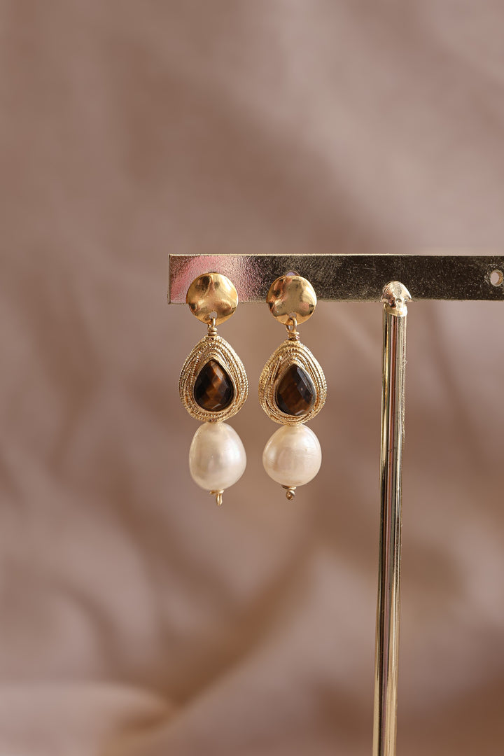 Arete chapa de oro con ojo de tigre y perlas.