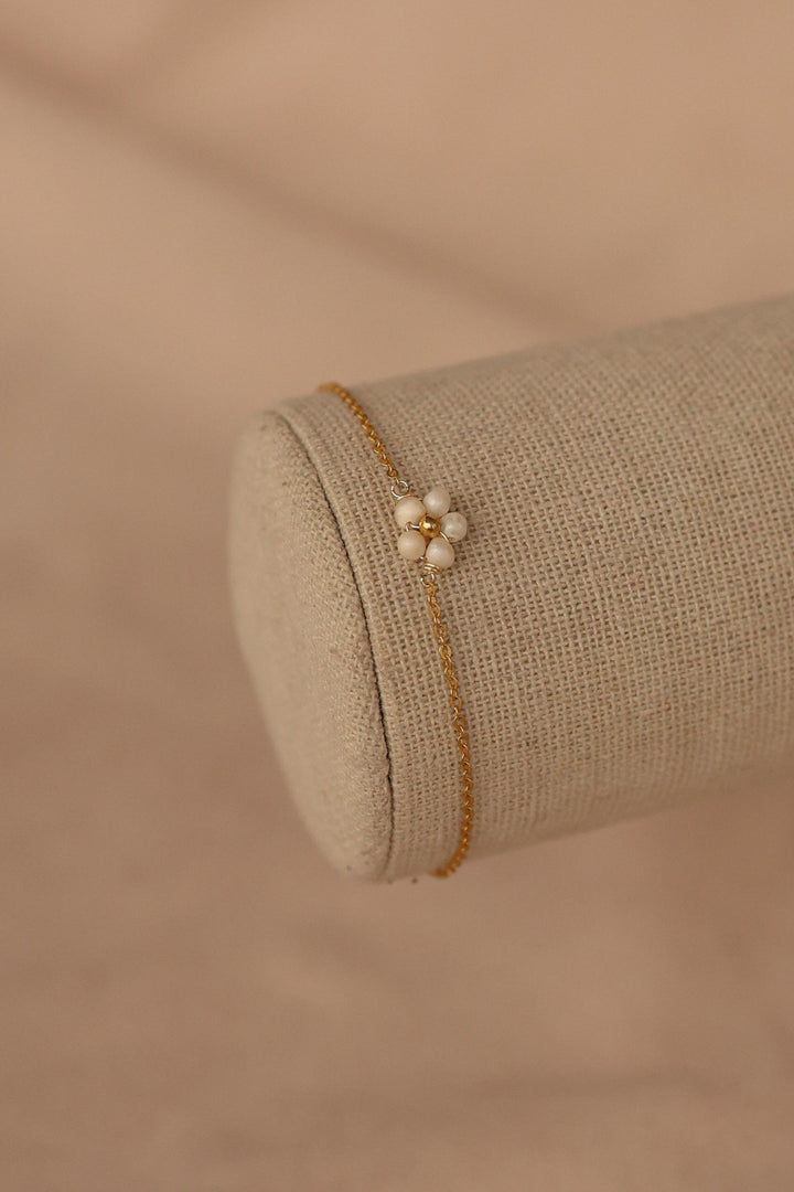 Pulsera chapa de oro flor de perlas de río