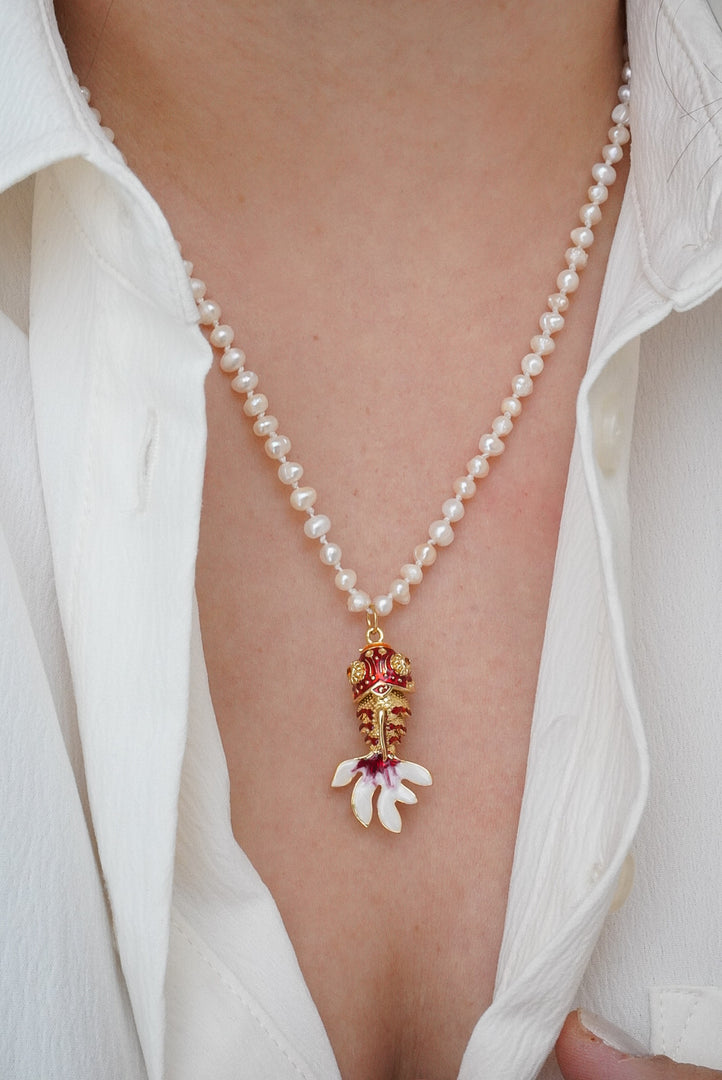 Collar perlas con pez koi rojo.