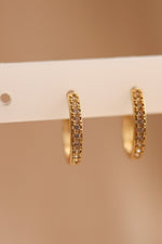 Load image into Gallery viewer, Arracada mediana chapa de oro con zirconia delgada
