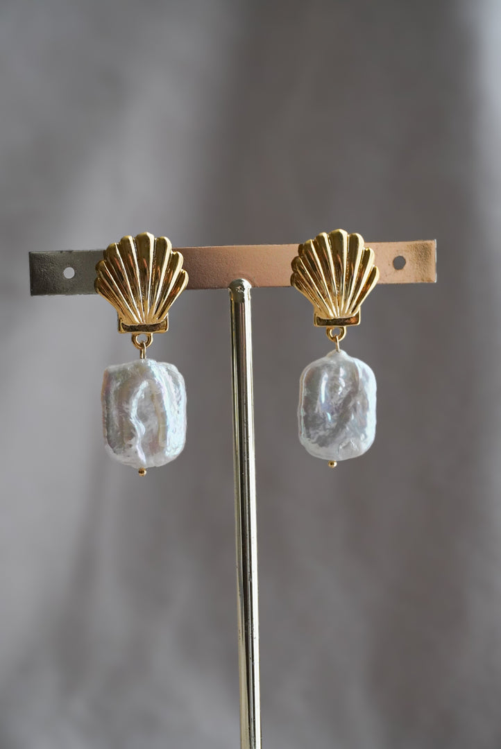 Aretes chapa de oro con perla.