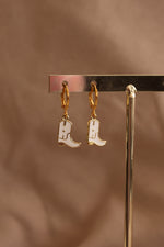 Load image into Gallery viewer, Huggie chapa de oro con botas.
