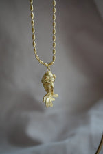 Load image into Gallery viewer, Collar pez koi chapa de oro
